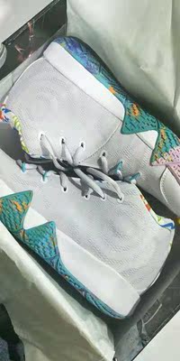 包装严实,鞋子质量不错,鞋面透气性好,鞋底防滑耐磨,穿上脚感有弹性,抓地性好,复刻版这个质量很好了。 包装严实,鞋子质量不错,鞋面透气性好,鞋底防滑耐磨,穿上脚感有弹性,抓地性好,复刻版这个质量很好了。