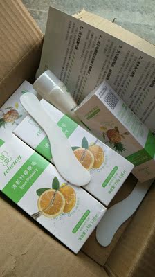 我要重点说下这款脱毛膏！为什么要重点说 ， 因为我买了之后看了追评 ，  有的反应说皮肤过敏的，  脱皮啥的 ！瞬间后悔，都想退货了，转念想想又没退，别的脱毛膏也不见就安全啊！ 吓得我拿回家几天没敢用  ，下午吃了饭没事冒着生命危险的节奏先涂一点点没有不良反应后只敢涂了一半 ，生怕后面有什么危险   然后手机计时十三分钟  这个期间我在玩手机  不知不觉就过去了 ，  一丁点感觉也没有，也没什么味道，而且我用在私处   私处皮肤比脸脆弱吧？私处皮肤娇嫩  毛浓密粗壮 （羞羞）😱 私处能用绝对全身能用！讲真