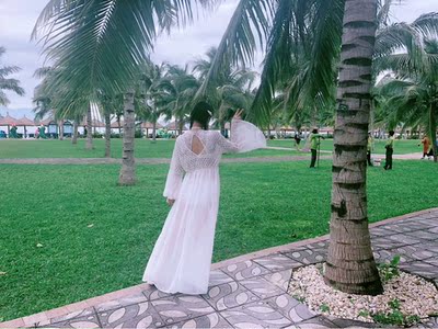 双十二买的物流挺快的，泳衣很好看，超级显身材，穿上之后感觉我就是整个沙滩最靓的崽，拍照也好好看哦，特意带了两套泳衣出去玩，另外一套就穿了一下泡个泥浆，然后就一直穿这个，搭配一个外衫也超美的，想要显身材的仙女不要错过啦