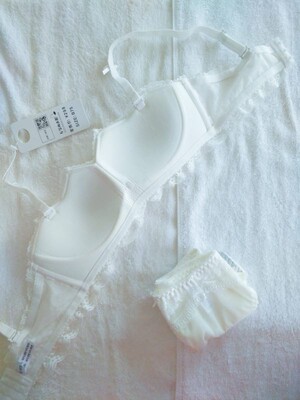 摸着料子，特别舒服，我感觉她家的内衣的料子都应该很舒服吧，而且样式还挺好看的。特别好吧