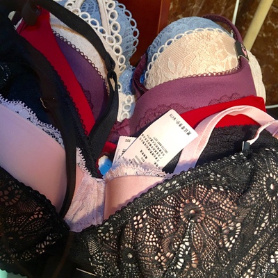 这款摸上去是情趣内衣 穿起来风情万种哈哈 一直都穿维密的文胸 款式质量都没的说  这次特价 一口气买了12件  抢晚了 基本上没有自己的34B尺码了  12件里只有两件是我的34B 但是很神奇！退了两件其余都可以穿哈哈哈笑死 也不知道这个尺码是怎么肥事 我买的有32C/32D/34D不等 反正好穿不勒就ok 退的两件因为本身型小所以上围小了