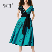 Charm spot French vintage V-neck temperament noble lady dress waist thin 2021 new summer wide lady A-line skirt