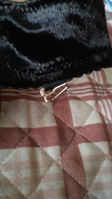 掉色严重，布料还是挺柔软的，但是，才穿几次扣子直接断了，我一开始以为是滑出来了，进洗手间弄，摘下来看见直接断掉，这质量不敢恭维，什么也别说了直接看图吧&hellip;&hellip;