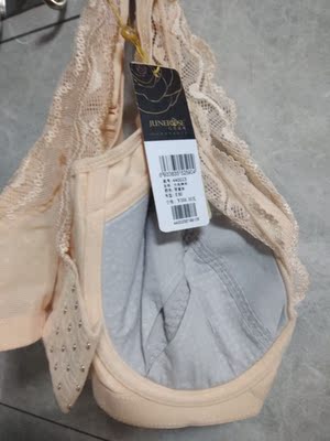 双十二买的发货也快，价格相当实惠啊!内衣没有难闻的味道，质量还可以，穿着很合适，很舒服，很满意。