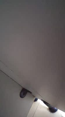 还好还好，小白鞋真是没的说，穿上就一个字帅，干净！老板人很好，咨询之后还送我了一双袜子，快递也不错，三天到货！总体满意，好评！