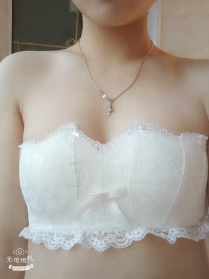 内衣收到了   客服推荐得码数很准  这套白色很仙蕾丝很精致 既可以有肩带又可以当无肩带 真的怎么样都不会下滑  像婚纱款内衣 有点类似花瓣杯型 小胸也可以轻松驾驭哦🤗