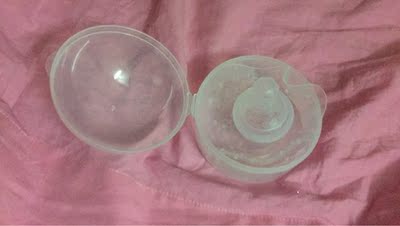 奶嘴收到就用上了，生大宝时不知道有这东西，没少受罪，伤了一个多月都好不了，每次喂宝宝都痛得流泪去！现在听人家说有这样的奶嘴就买了个，很服帖宝宝也肯吃，奶嘴很软没任何异味！还有盒子装！