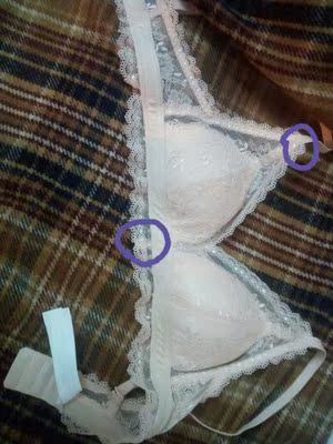 第一次买这种蕾丝内衣,精致可爱,很好看,穿着舒适贴身。 码数偏小,70b,m码扣最后一排扣。罩杯是薄薄的一层海绵,外面一层蕾丝,两层是分开的。有待改进的有两点,一个是标签是细长的那种,内衣穿好之后,需要整理,把标签掖里面,不然会耷拉在外面,准备剪掉。另一个是做工有线头(这个内衣做工复杂一些),主要在接口处,缝制方法是压线,也就是没有挽结,剪的时候小心一点,不然容易开线,为了避免开线,还是能不剪就不剪吧。38.9划算,已收藏,推荐购买。 第一次买这种蕾丝内衣,精致可爱,很好看,穿着舒适贴身。 码数偏小,70b,m码扣最后一排扣。罩杯是薄薄的一层海绵,外面一层蕾丝,两层是分开的。有待改进的有两点,一个是标签是细长的那种,内衣穿好之后,需要整理,把标签掖里面,不然会耷拉在外面,准备剪掉。另一个是做工有线头(这个内衣做工复杂一些),主要在接口处,缝制方法是压线,也就是没有挽结,剪的时候小心一点,不然容易开线,为了避免开线,还是能不剪就不剪吧。38.9划算,已收藏,推荐购买。