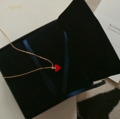 童鞋们！！半~价买滴哟！公?总~号搜：【朵七七】再去买，超级棒！！！！排在最上面的那个才是哦！！包装也都好精致，买的小号心，包装很上档次，值得购买，包装精美，项链很漂亮，做工很细致，小红心特别好看，做工很精细，很美，做工很精致，确实物有所值，拿到手里就感觉质量做工都不错，我戴了好几天才来评价的，宝贝质量不错，