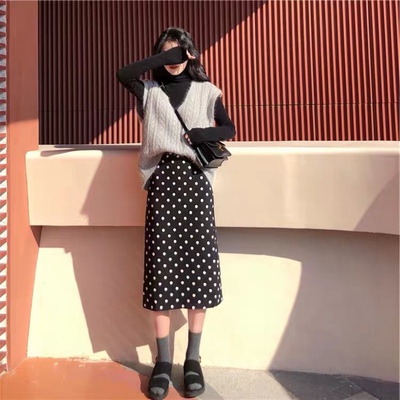 很好很喜欢。很少女心。粉色好好看，料子是欧根纱的感觉，买了两套不同的，秀的花纹很美丽，圈粉。下次有好看的再来。很好很喜欢。很少女心。粉色好好看，料子是欧根纱的感觉，买了两套不同的，秀的花纹很美丽，圈粉。下次有好看的再来。