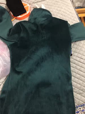 衣服收到了，超级喜欢，厚实，绒很细，很洋气，又好配衣服，一口气买了两件，还应同事要求，帮她拍了两件。以后买打底衫就她家了