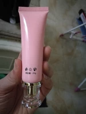 颜值挺高。涂抹上很容易吸收，真的很像护手霜一样，涂在膝盖上的不过敏就很满意了，但愿给我惊喜，如果真的可以变白在用在别的地方吧。