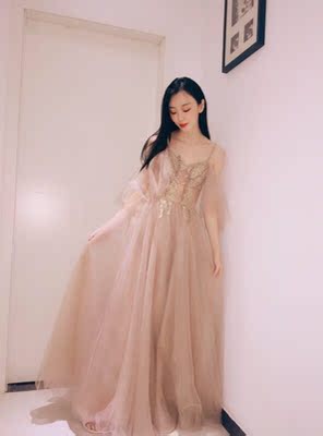 穿上聚扰效果很好，粘性也好，穿了一天没有移位，也没有掉下来，感党效果非常好，戴着很舒服，尺码也很标准。任何款式的衣服都可以搭配，这个就是百搭款式的内衣，简直超级棒的哦。穿上后感党看起来比平常的还大不少，哈哈!按平时的码数拍就好了，很贴合和适合，粘性也好，穿着也不会掉，摸着软软的很舒服，总体感觉质量不错，