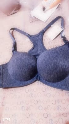 文胸背心款穿着很舒适，客服很详细的给我一一解答了，穿着感觉明显丰满了，质量不错透气舒适比那些有钢圈的舒服多了