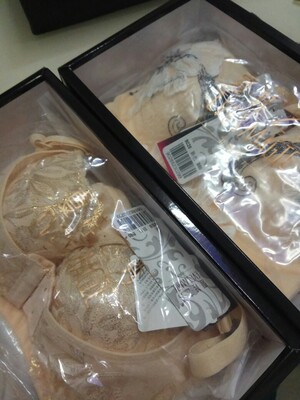 内衣收到几天了，特地洗了又穿几天才来评价。穿着是挺舒服的哈。不会像之前买的内衣一样穿着，还要时不时的调整一下。这个不用，洗的也很快就干了，里面的垫子很软，很贴合胸。趁着活动买的很便宜，店里要好几百的，每个内衣都送了清洗袋，但是不会用😂😂😂😂还送了条内裤，谢谢卖家。