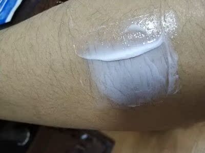 特意使用了一段时间才来评价的，抑毛效果很好，脱了以后毛发长得很慢！真的很意外，脱得超干净，超级值。气味无刺鼻，能闻到淡淡香味，涂上几分钟就搞定，一次就很干净，我汗毛蛮重的，用了身上无刺激感，冲洗干净过后凉凉的，很舒服，这款脱毛膏感觉不错而且价格也不贵也非常好用，下次还回来买