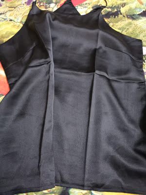 衣服不错，面料摸很舒服黑色穿显瘦试穿了也刚刚好合身