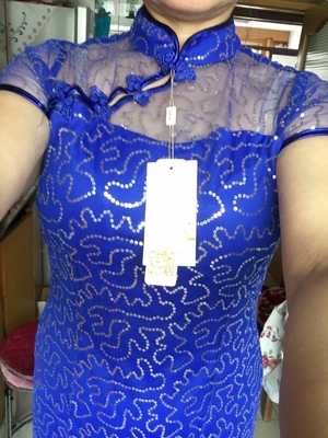 旗袍上身效果非常好，版型好，显瘦，有弹性关键是够长度，找了多家旗袍都是不够长，终于遇到了这家，而且价格便宜，太划算了，队里买的每个人穿上都合适，真是功夫不负辛苦人，大家都很满意，店家服务态度很好，好评点赞👍祝店家生意兴隆！