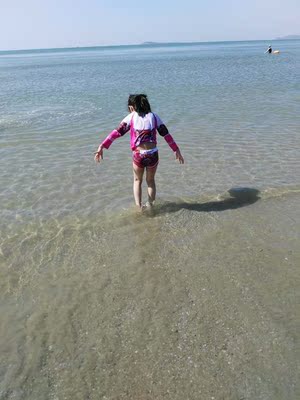 穿起拍照美美的，裤子里面有衬布就好了，有线缝紧的话小妹妹可能不舒服，不过娃儿瘦穿起没有听她说难受。妹妹高128，重44穿的6-7岁的号，给大家做个参考。上个图大了，玩得都不配合拍照。