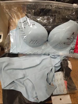 料子还不错，摸着很舒服！卖家还给了一个多余的背扣！服务态度挺好，超赞！