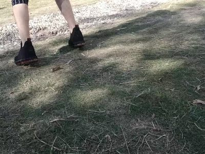 鞋子穿上了很舒服，码数正合适，鞋底耐磨防滑。