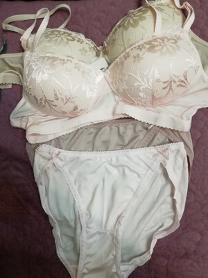 放在购物车一段时间了，双十一搞活动出手买了两套内衣内裤，粉色跟肉色，颜色都很不错没有色差，面料轻薄透气柔软，手感很好，码数也是正码，内裤是低腰的，在肚脐眼以下，总体来说还不错。虽是双十一，物流也不会很慢，正常收到了货，满意满意&hellip;&hellip;&hellip;&hellip;&hellip;&hellip;&hellip;&hellip;&hellip;&hellip;&hellip;&hellip;&hellip;&hellip;&hellip;&hellip;&hellip;&hellip;