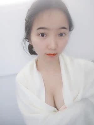 这个胸贴的包装挺精致的哈~店家发货速度到货速度也是溜溜哒！阔以阔以，包装挺美腻的嘛，看着包装心情有点小鸡冻，店家这么用心做内衣，不错哦，全部星星给你先啦，店家，不用客气的。胸贴这个聚拢集中效果真心是给力啊，咱这个胸胸啊，嘿嘿~穿起来，这个胸部简直了，我的胸部还是我的胸部吗！红红火火恍恍惚惚~贼自信了，现在。胸部显得集中了些，显着饱满了好多，胸部灰常有型！穿搭衣服真的好有胸型曲线啊，厉害了，还有啊，胸贴这个粘性，真的是强，粘着胸部牢牢的，紧紧的，不会轻易下滑掉落。总的说胸贴好用，包装精美，快递够快，被店家圈粉了，下次再来！