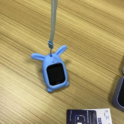 宝贝很喜欢，每天爱不释手，微聊和小朋友们经常联系，电池的续航也就1天左右，也不错了，值得购买，没有游戏，避免孩子沉迷游戏，挺好的，样式好看