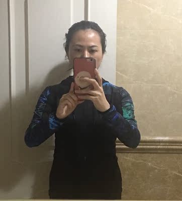 高1.58米,重106斤,平常穿M码,客服也推荐M码,很合身,裤子是高腰刚好把肚腩全收进去了。总体来看说穿着效果是可以的,原图沒有P图,料子有点厚,接下来要运动之后看会不会闷。 高1.58米,重106斤,平常穿M码,客服也推荐M码,很合身,裤子是高腰刚好把肚腩全收进去了。总体来看说穿着效果是可以的,原图沒有P图,料子有点厚,接下来要运动之后看会不会闷。