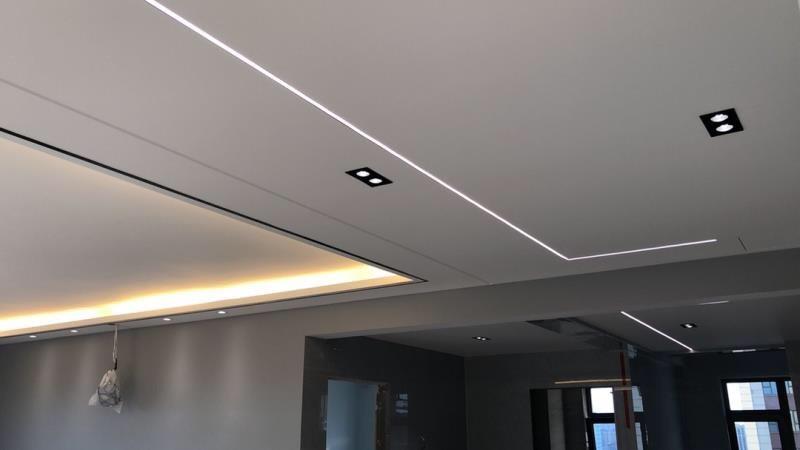 刚装修,吊顶有点单调,就装了线性灯,现在装效果出来了,我就喜欢这种