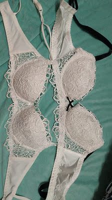 买了两件，图片看起来不太一样，结果花色是一样的。不过挺合身的。