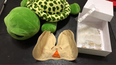 不知道为什么内衣没有袋子装一下，侧翼有透明袋装，试了一下，还是有点效果的，就是一开始使用指定不太习惯，得多练习几次，侧翼的胶还挺粘的，还没有一直穿过，不知道一直穿的话会不会掉