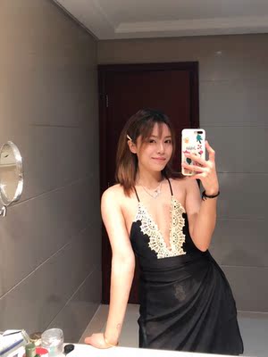泳衣很sexy，卖家还送了一块披肩，过几天去泰国玩就穿它啦
