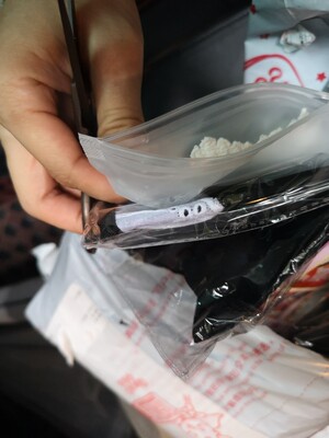 双十一的购物体验十分好，发货也快，生产日期也是最近的，快递送货也很及时，收到后看到外观设计很好，品质也不错，颜色和手感都很喜欢，略微有点味道，应该放几天就好了，家里还没有到入住的时候，期望入住后会给自己更大的惊喜，用的好咯在追评！对了，要提醒一下，头巾和围裙的蕾丝花型和颜色相差甚远