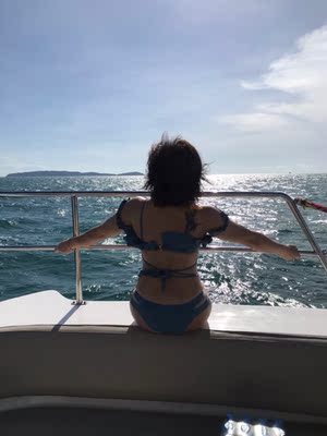 这个确认很好看,除了太压胸,我直接把胸垫取了,取了也不会露点,因为是抹胸款,很上相的泳衣 这个确认很好看,除了太压胸,我直接把胸垫取了,取了也不会露点,因为是抹胸款,很上相的泳衣