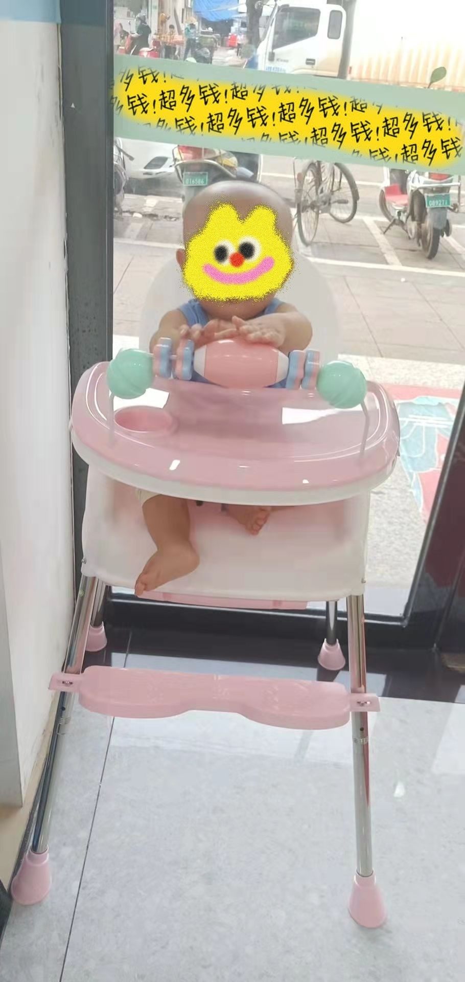 宝贝在上面坐着稳稳的,也没有味道,表面很光滑没有什么毛边,挺结实的