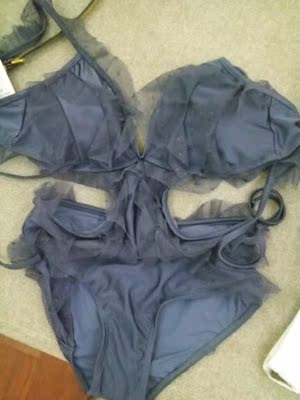 泳衣很美呀  穿着很显身材  腿比较长