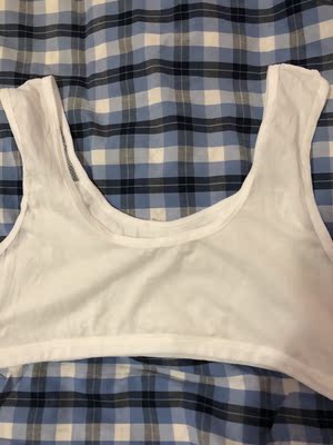 内衣收到了，手感柔软，看上去透气的面料，喜欢肩带宽的