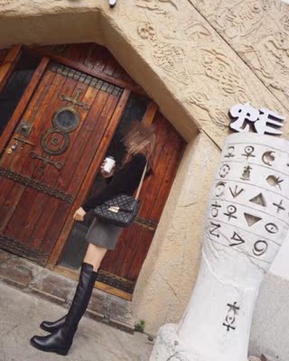 一直是Stuart&nbsp;Weitzman死忠粉，家里有双midland款的，这次买了一双皮面的，穿着很有气质呢！跟也不会太高，关键是走路还不掉筒，脚感很好，和朋友逛街走路都不累脚，穿起来显的我的腿巨长，巨喜欢，喜欢长靴的可以入手！