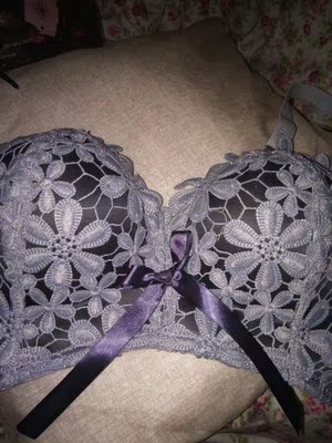 款式好看，穿着很舒服，还送了透明肩带哦，真的觉得买的值了。