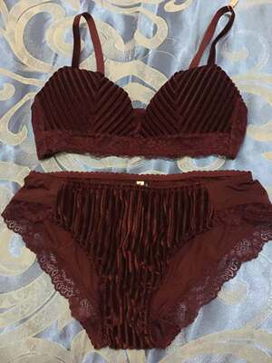 双十一买了这家四套内衣,最满意的就是酒红蕾丝肩带的这套,穿着舒服,聚拢效果也好,但是丝绒面料这套就真的是主打舒适度了,穿着平胸的那种.... 双十一买了这家四套内衣,最满意的就是酒红蕾丝肩带的这套,穿着舒服,聚拢效果也好,但是丝绒面料这套就真的是主打舒适度了,穿着平胸的那种....