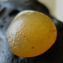 Agate seed material natural water flush raw stone collection ancient jade stone handle can be made small ring Surface 3 59g