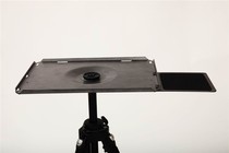 Film outdoor shooting with a computer station mounted on a light stand with an external shooting computer pallet Love Linglong the same paragraph