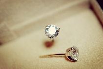 Rili is small and delicate 925 pure silver 3 paws Swiss simulation drilling ear stud earrings South Korean ornament female