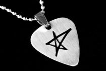 -PICKLACE-Titanium Steel Guitar Plsheet Necklace Avril Ai Weil pentagram (silver)