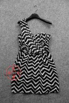 013A 0705 Swedish single-yarn black and white geometric-shaped printing and dyeing inclined shoulder high waist snow-spinning one-piece dress