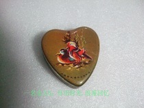 Old objects Old sheet metal box heart-shaped Tin box can be collected as a film and TV prop window display and decoration decoration