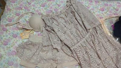 超级棒的一套泳衣，说实话一开始还觉得有点贵，不是很实用，但拿到后真的很惊喜，感觉网上买的有些衣服都不如这套泳衣。而且方方面面都在很周到，是一件值得购买的泳衣。 拍出来的比较暗，实际颜色比较亮但不是乍眼的那种亮，而且不显肚子上的肉肉哦！