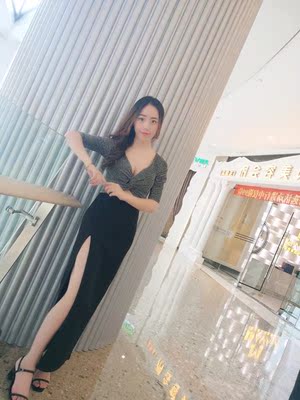 裙子收到了，质量很不错，上身效果很好看舒服，很时尚，比实体店便宜多了，满意