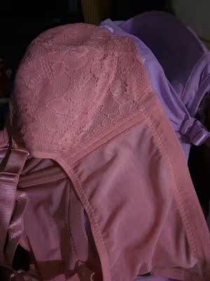 内衣很漂亮，喜欢这种薄的，穿上版型也好。以后内衣就买这家的了。不会很勒穿上，喜欢